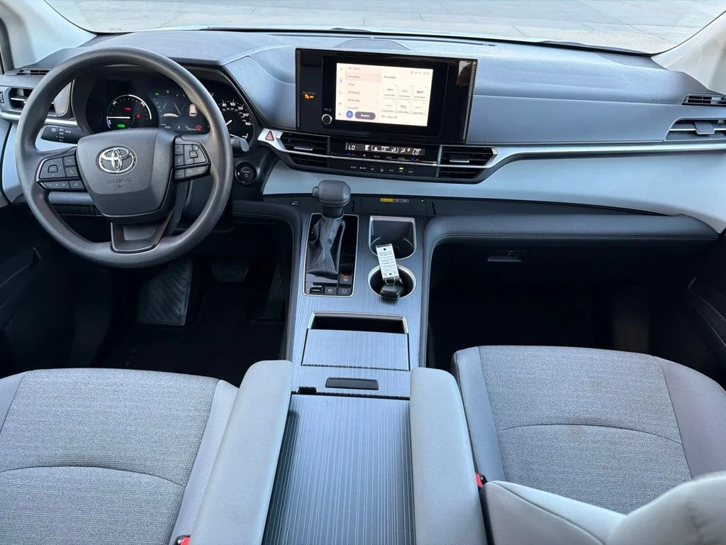 Used 2025 White Toyota LE image 21