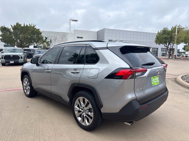 Used 2020 Silver Toyota XLE Premium image 7