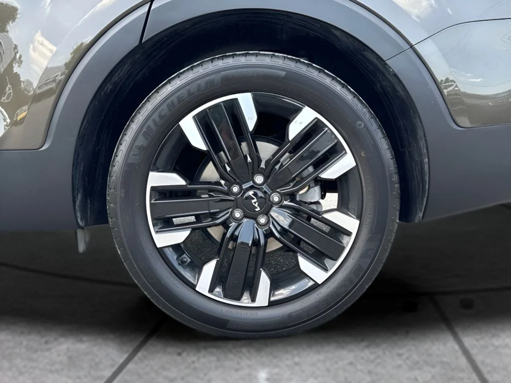 Used 2023 Green Kia SX-Prestige image 37