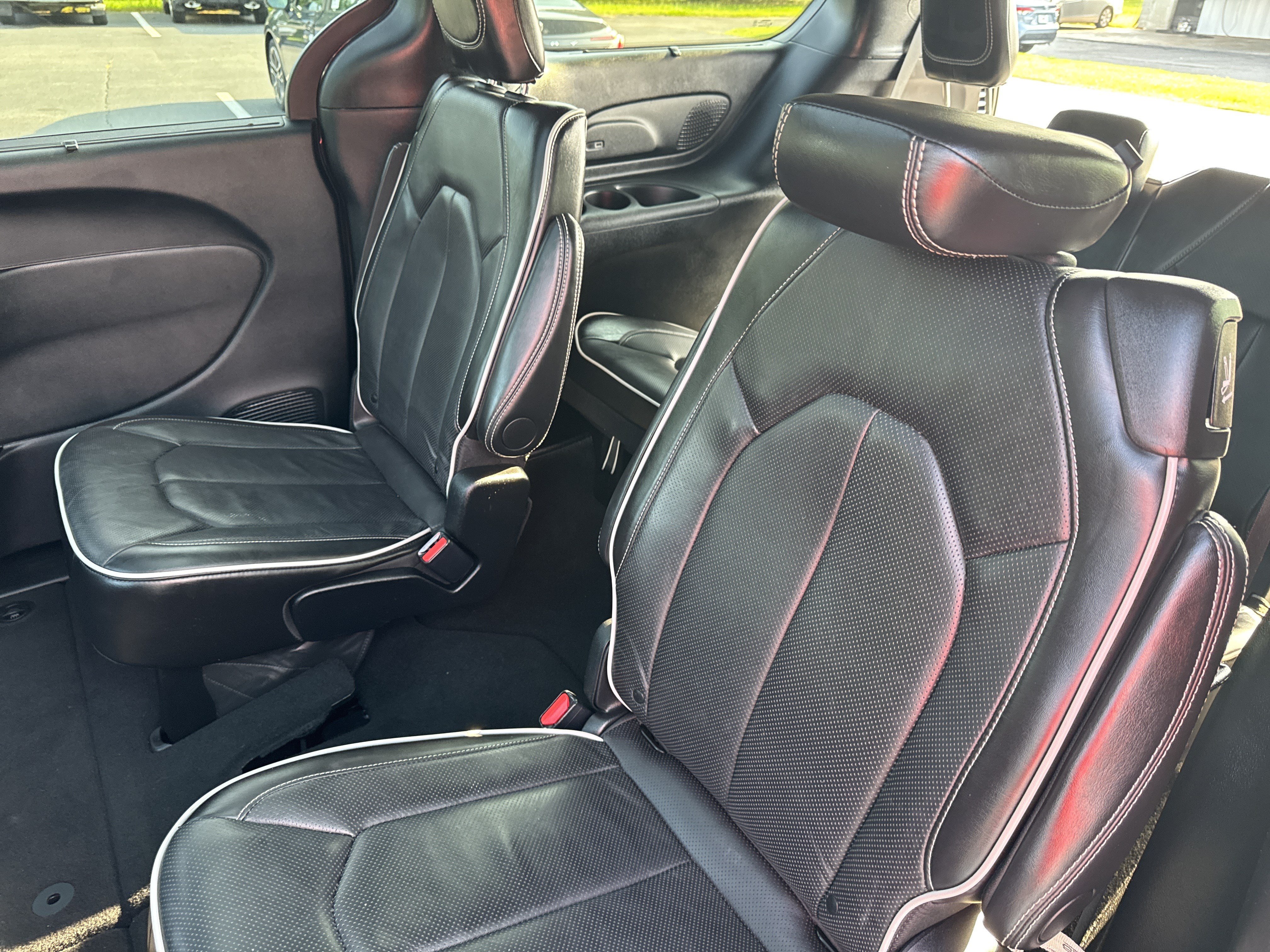 Used 2025 Diamond Black Crystal Pearlcoat Chrysler Limited image 26
