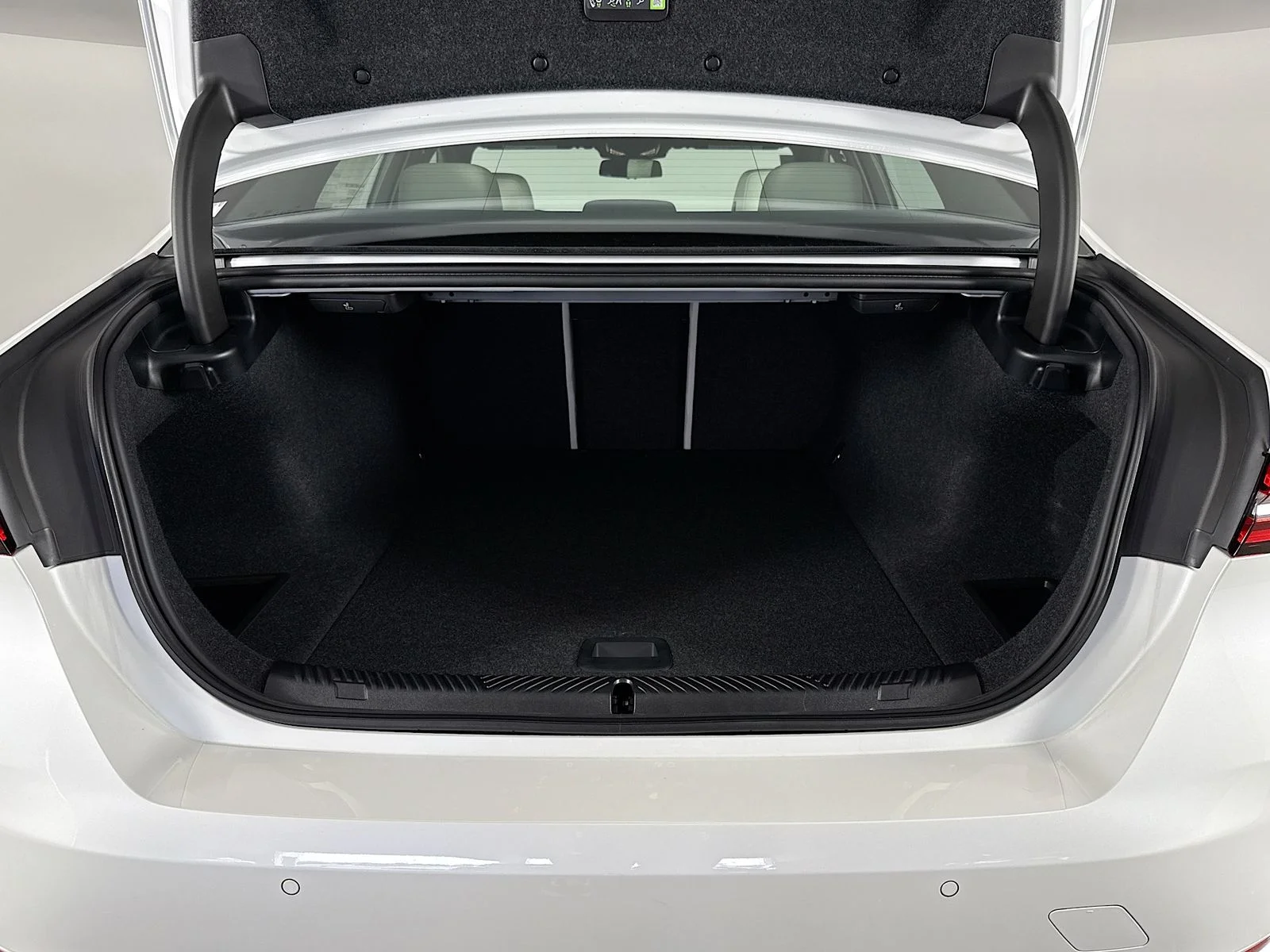 New 2026 Mineral White Metallic BMW eDrive40 image 28