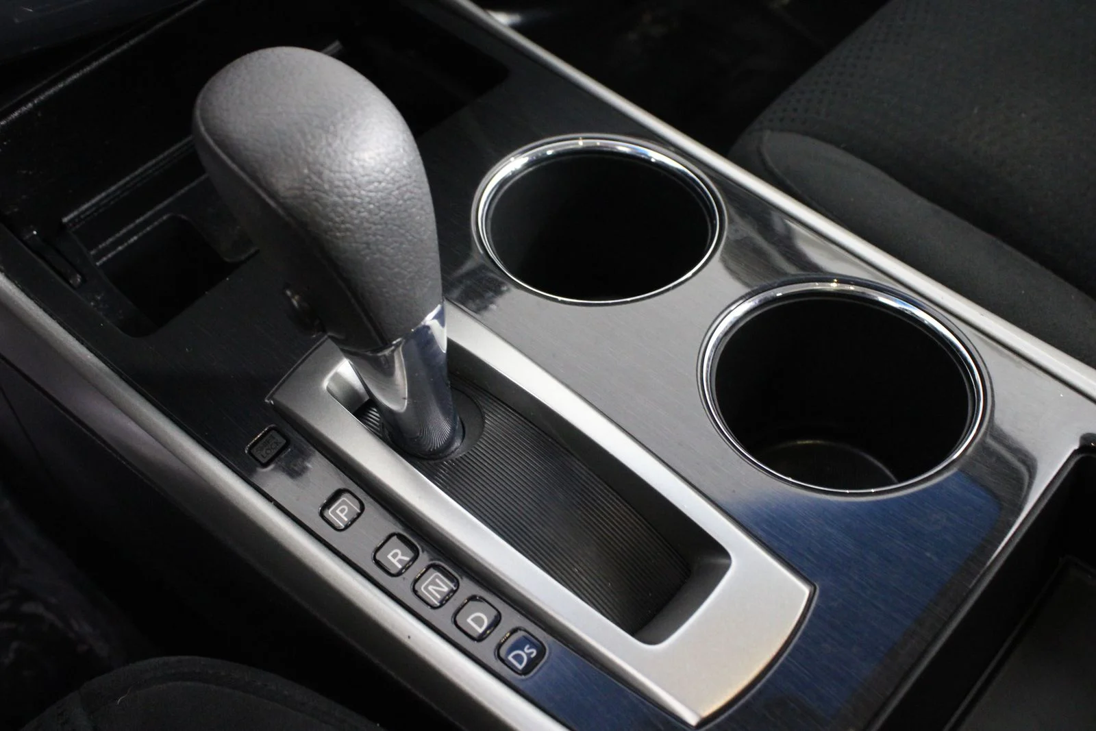 Used 2014 Red Nissan 2.5 S image 17