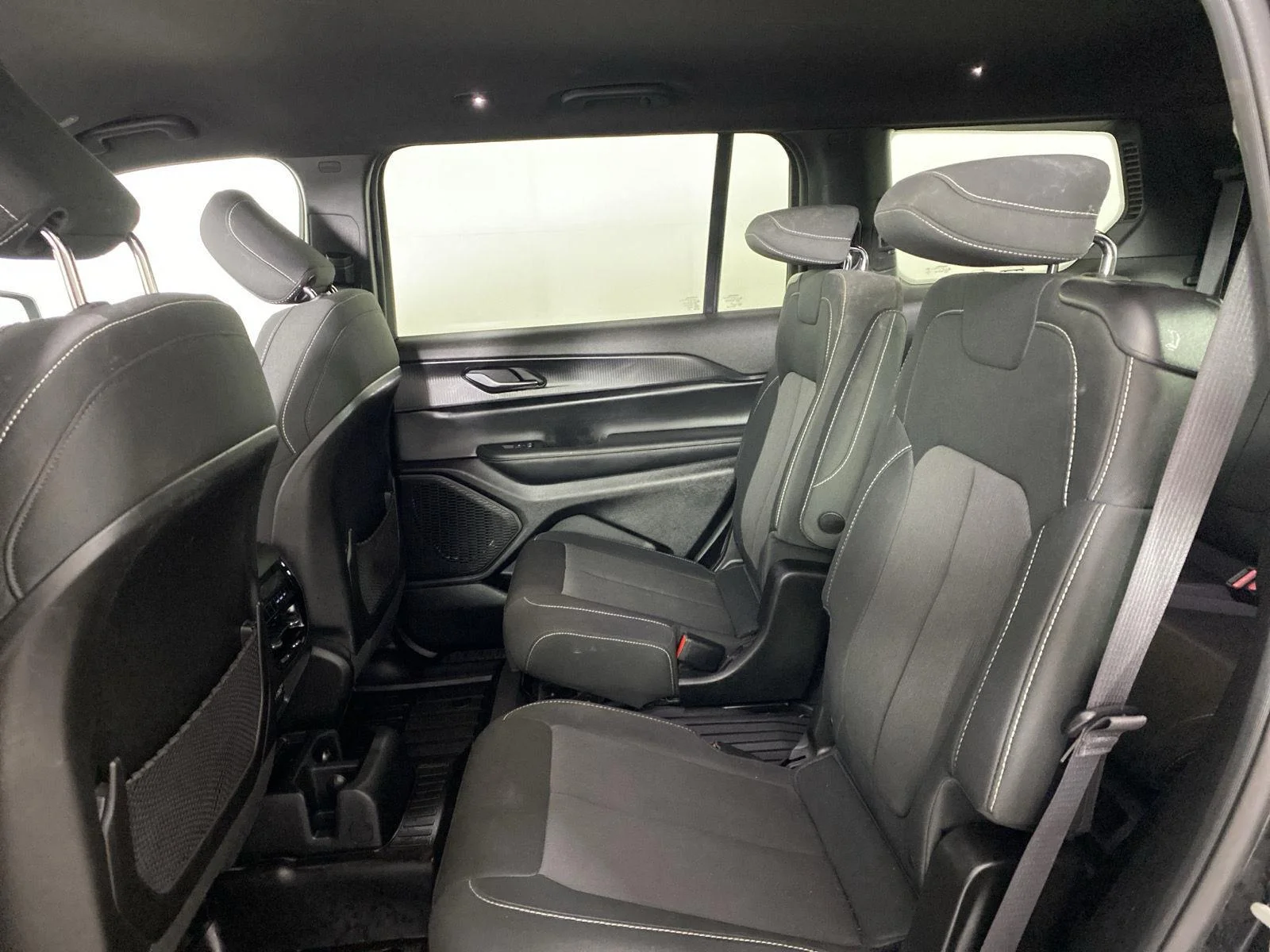 Used 2024 Diamond Black Crystal Pearlcoat Jeep Laredo image 22