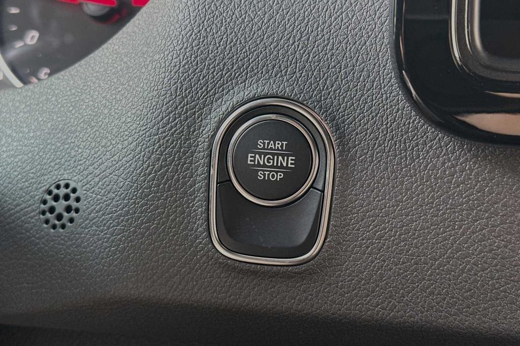 Used 2024  Mercedes-Benz Cargo 170 WB image 22