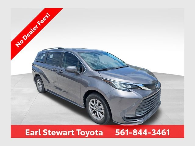 2022 Toyota Sienna LE 8-Passenger Hybrid FWD's photo