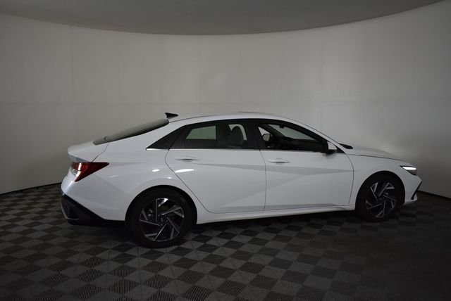 2025 Hyundai Elantra Limited - Photo 9