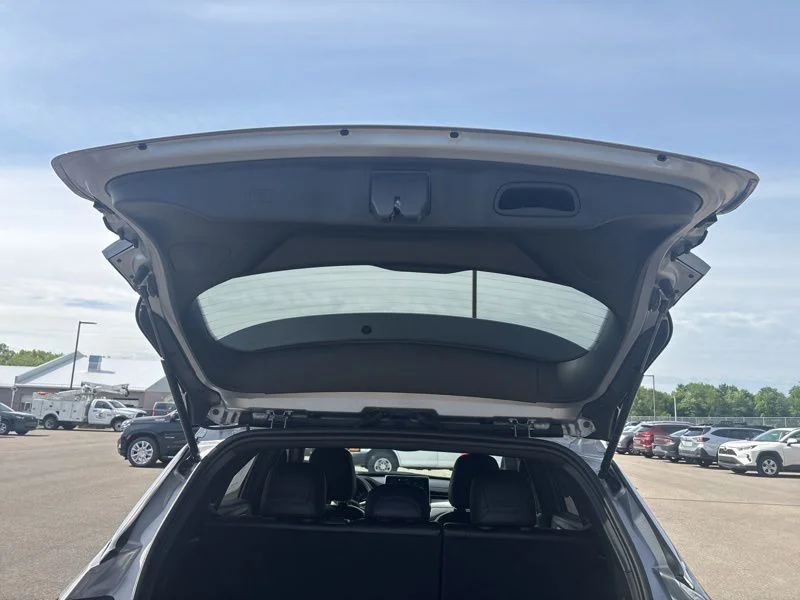Used 2023 Silver Jeep Latitude image 16