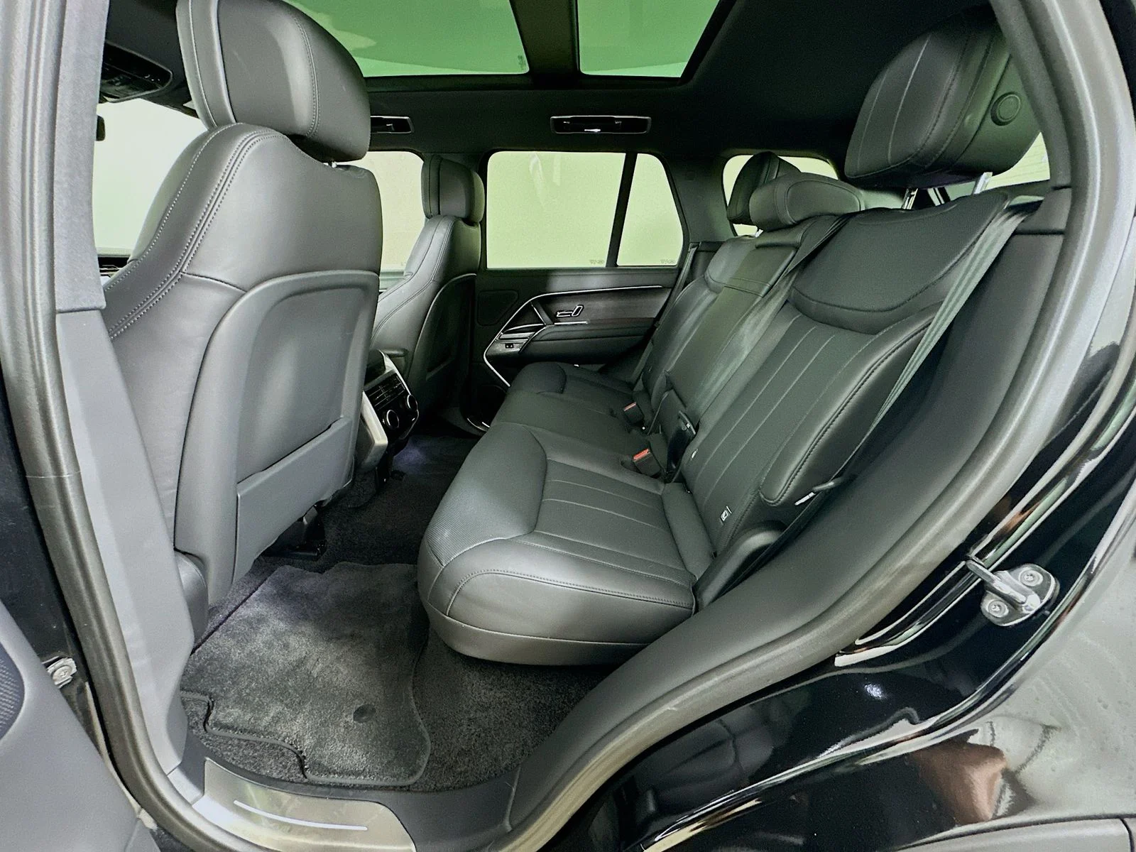 Used 2024  Land Rover  image 36