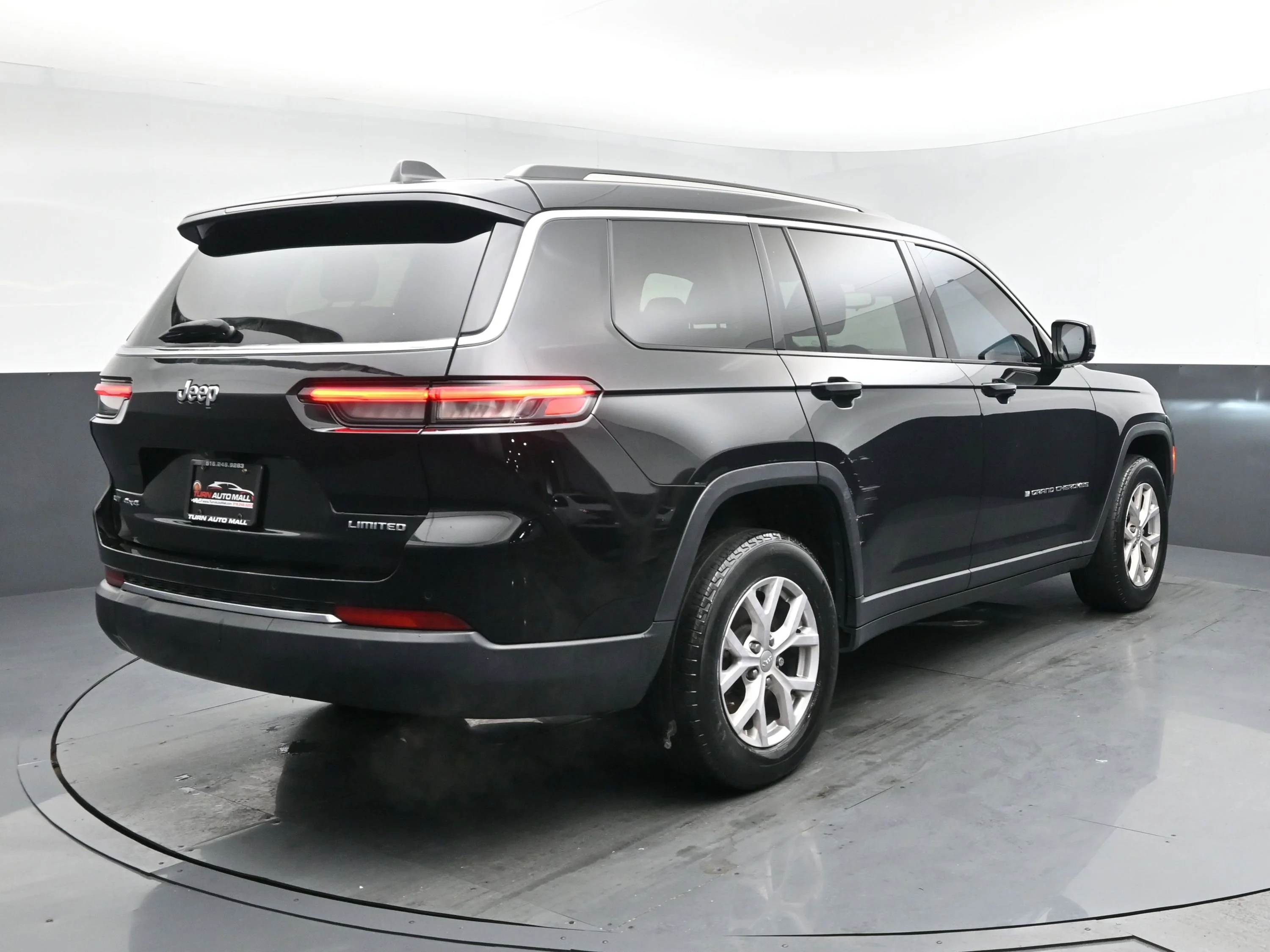 Used 2021 Diamond Black Crystal Pearlcoat Jeep Limited image 21