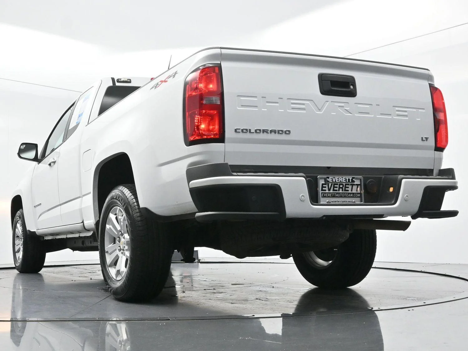 Used 2022 Summit White Chevrolet 4WD LT image 46
