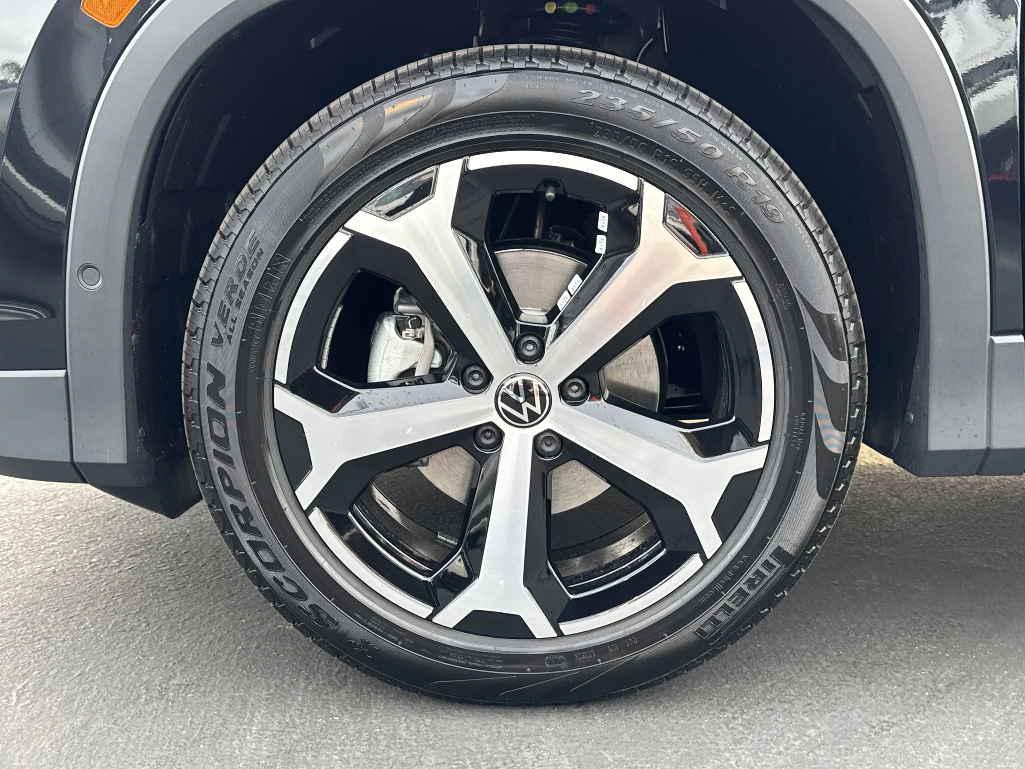 New 2026 Deep Black Pearl Volkswagen SE image 10
