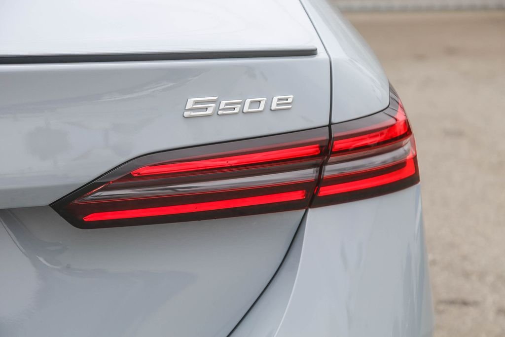 New 2027 Brooklyn Grey Metallic BMW 550e xDrive image 7