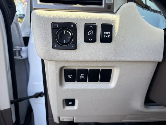 Used 2018 White Lexus GX 460 image 26