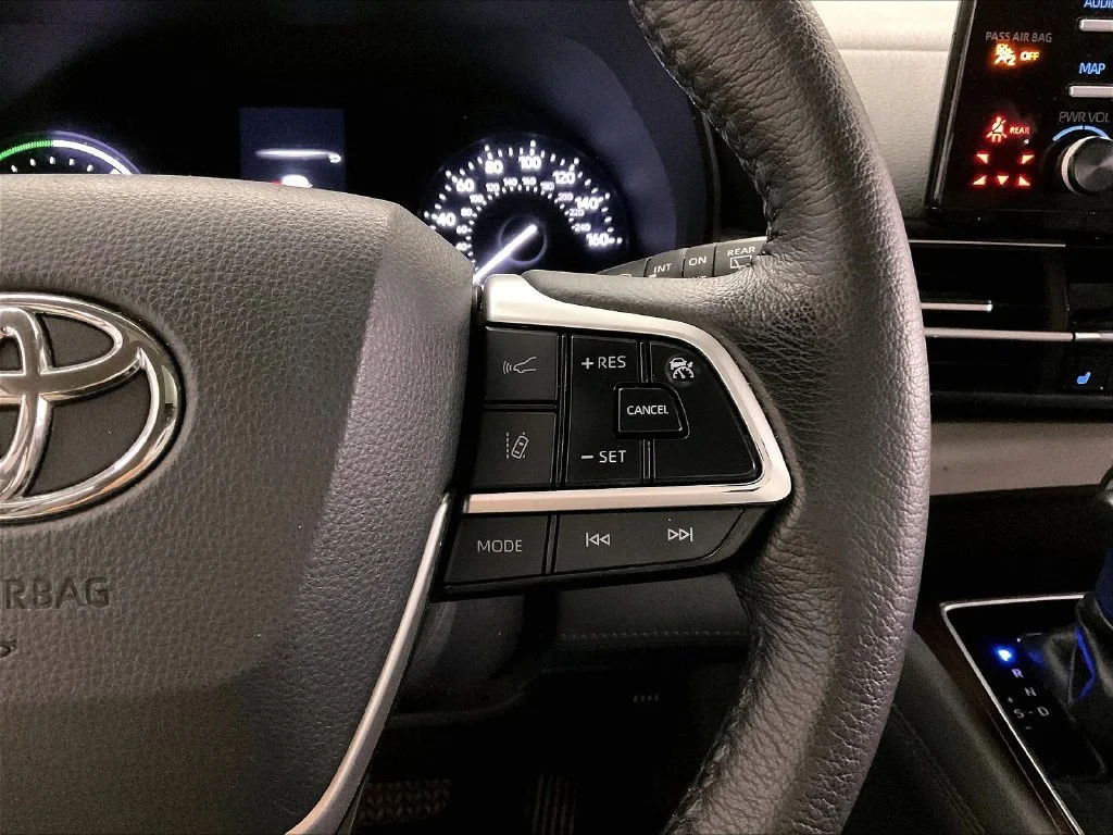 Used 2021 Silver Toyota XLE image 23