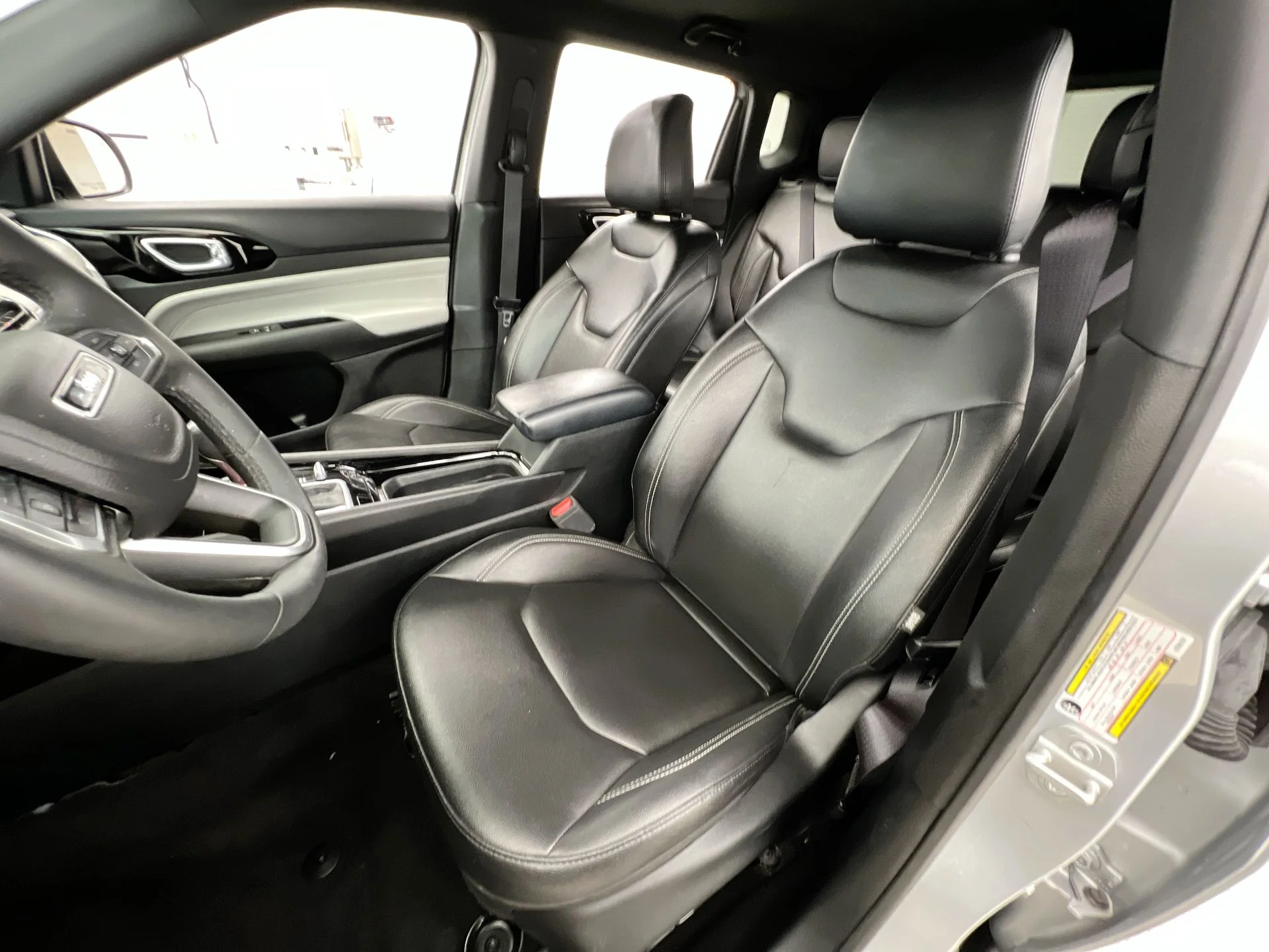 Used 2025 Silver Jeep Limited image 9