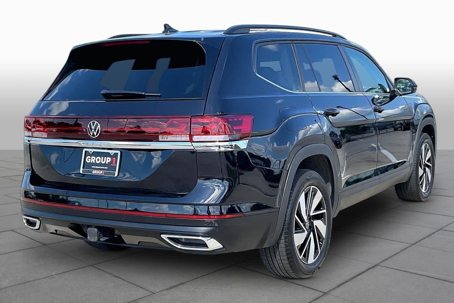 Used 2025 Deep Black Pearl Volkswagen 2.0T SE w/Technology image 12