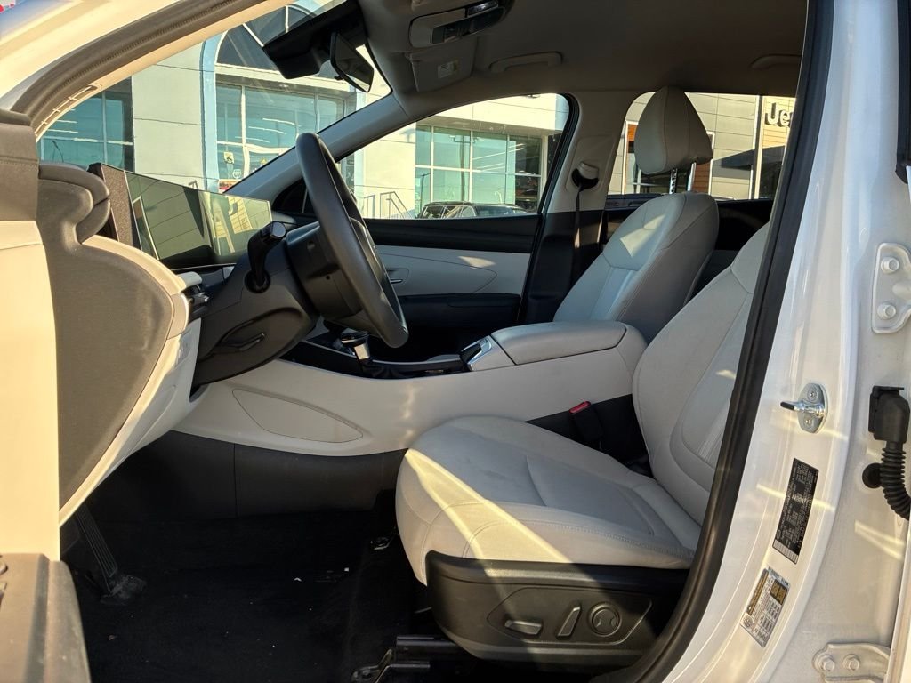 Used 2025 White Hyundai SEL image 11