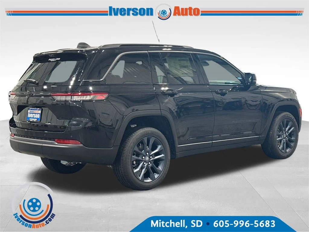 New 2026 Diamond Black Crystal Pearl-Coat Exterior Paint Jeep Limited image 7