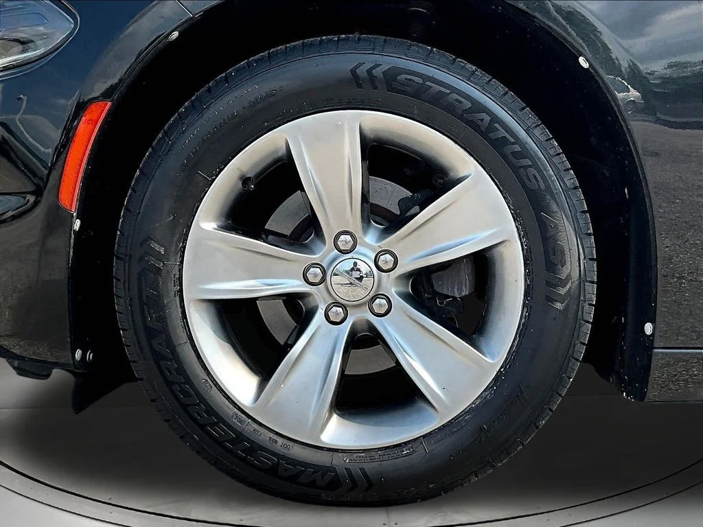 Used 2016 Black Dodge SXT image 34