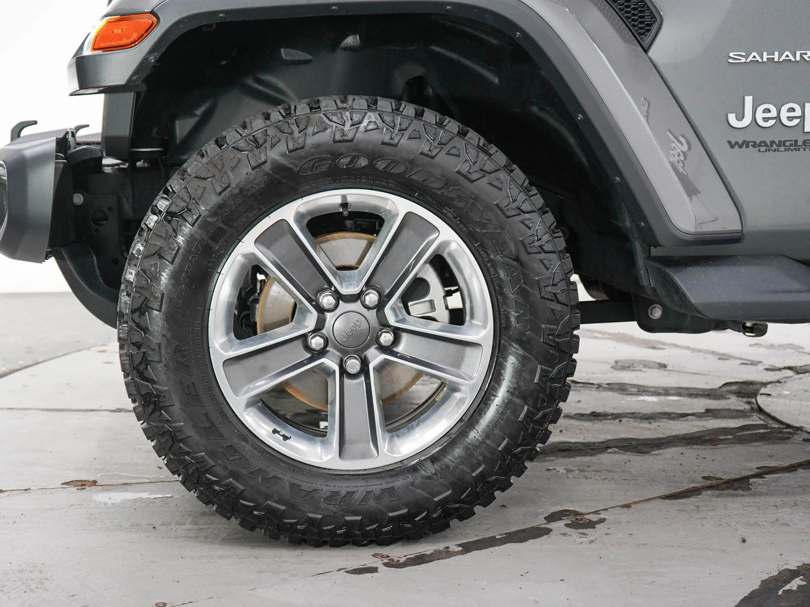 Used 2019 Sting-Gray Clearcoat Jeep Unlimited Sahara image 28