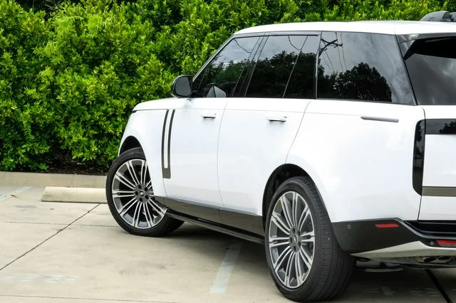 Used 2024 White Land Rover SE image 16
