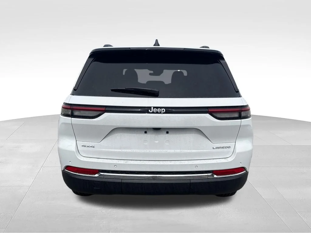 New 2026 Bright White Clear-Coat Exterior Paint Jeep Laredo X image 4