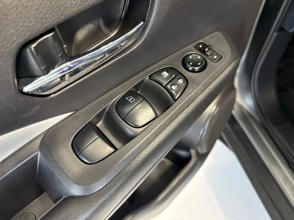 Used 2022 Gray Nissan SR image 12