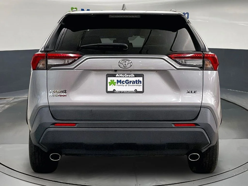 Used 2020 Silver Toyota XLE image 6