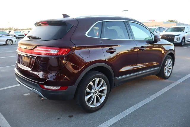 Used 2019 Burgundy Lincoln Select image 2