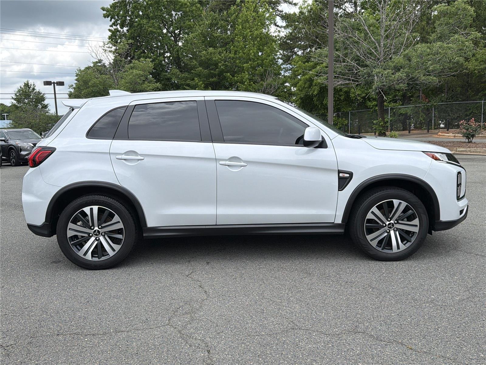 Used 2023 White Diamond Mitsubishi ES image 28