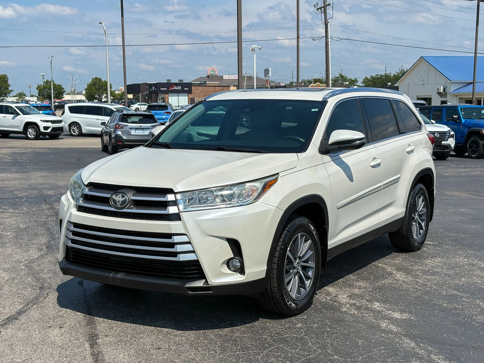 Used 2019 White Toyota XLE image 5