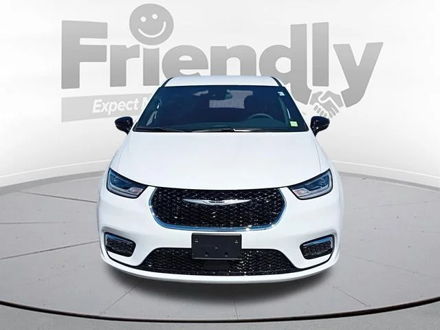 New 2026 Bright White Clear-Coat Exterior Paint Chrysler Select image 2