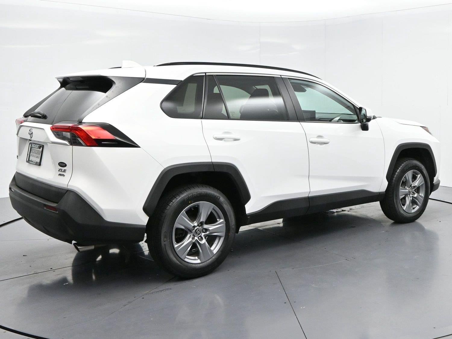 Used 2022 White Toyota XLE image 7