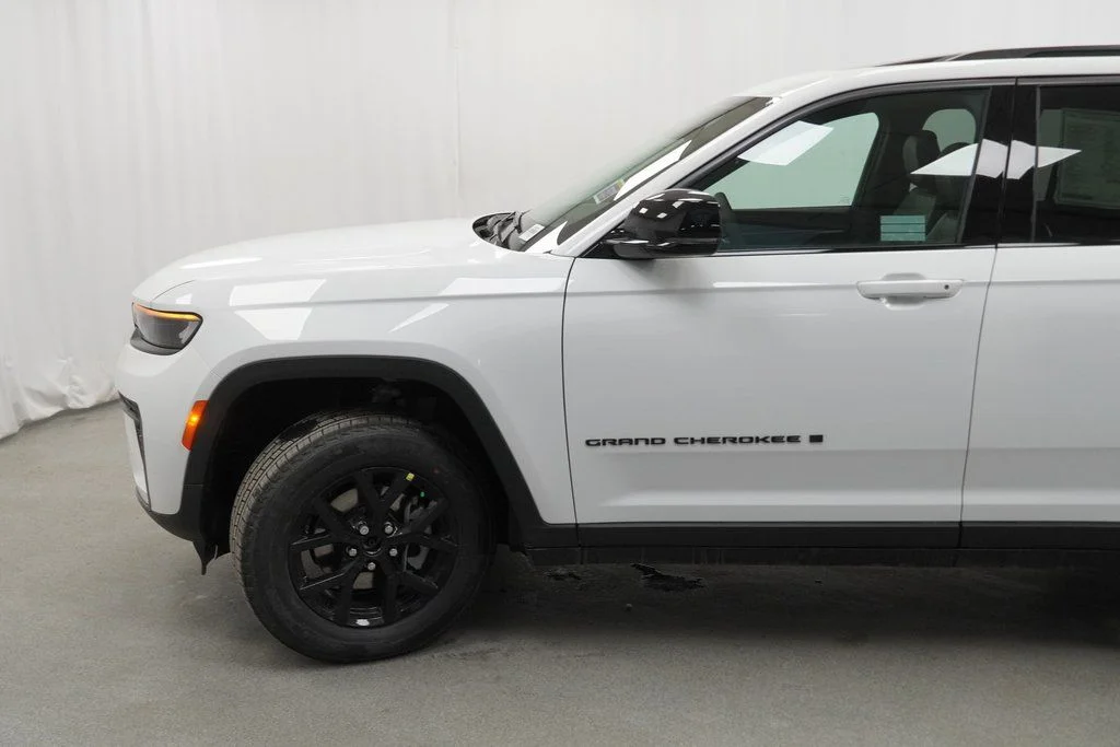 New 2026 Bright White Clear-Coat Exterior Paint Jeep Laredo Altitude image 14