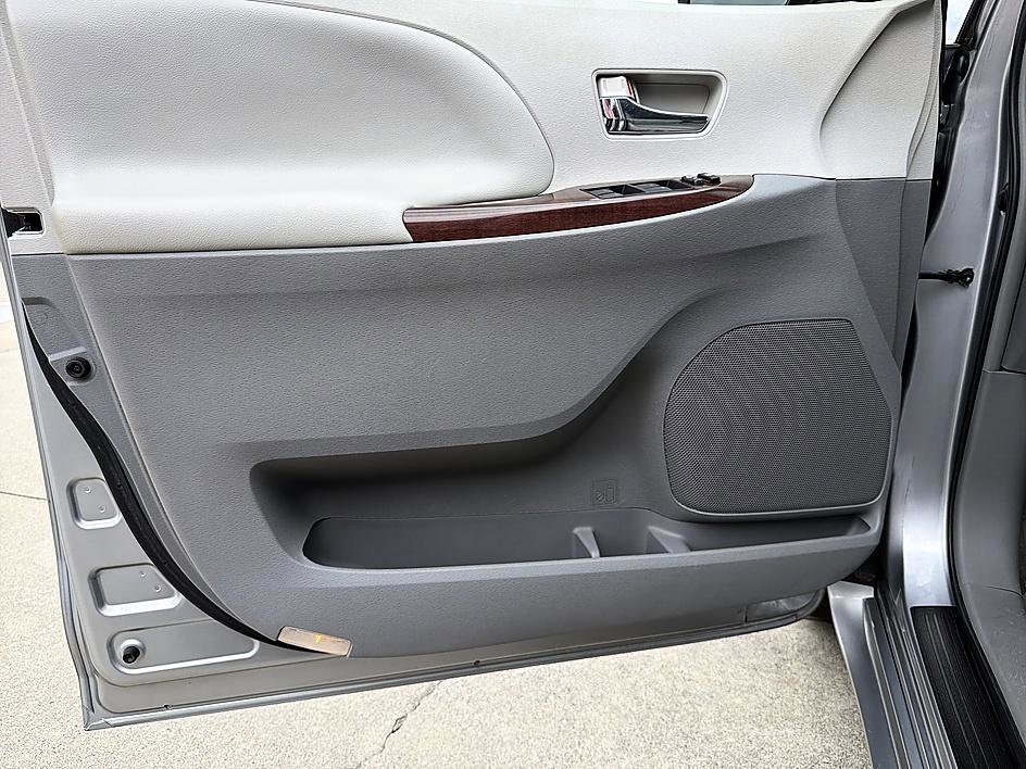 Used 2013 Silver Sky Metallic Toyota XLE image 9