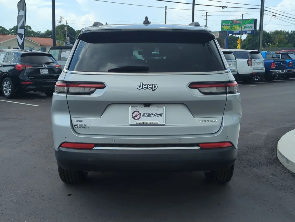 Used 2022 Silver Jeep Laredo image 6