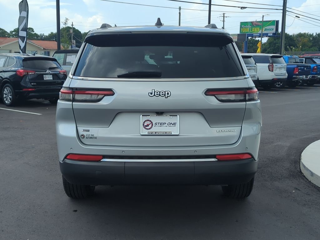 Used 2022 Silver Jeep Laredo image 6