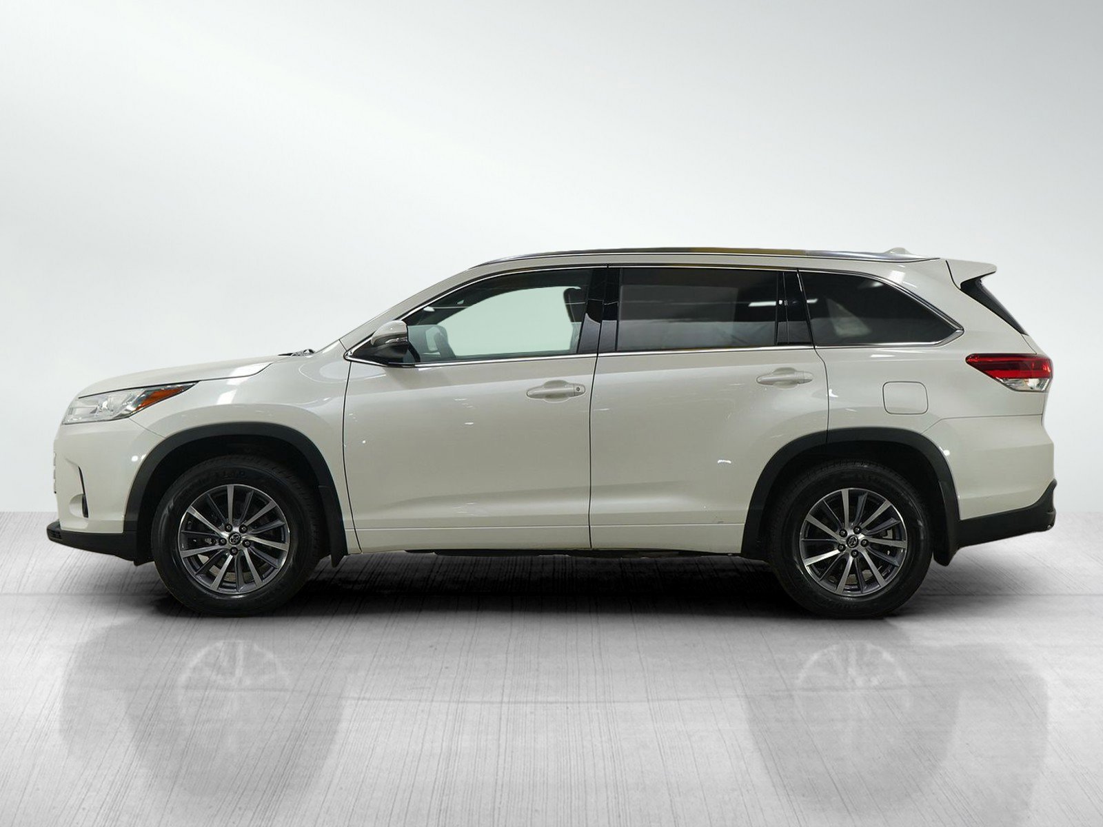 Used 2017 Toyota Highlander XLE with VIN 5TDJZRFH1HS522026 for sale in Minneapolis, Minnesota
