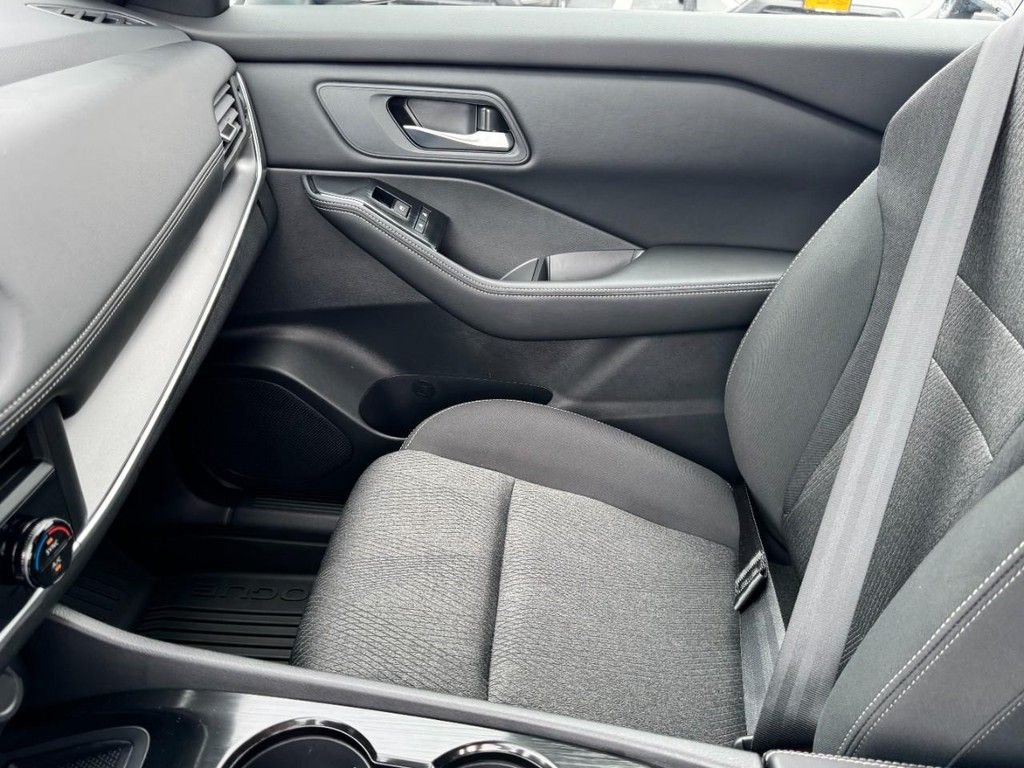 2025 Nissan Rogue SV - Photo 13