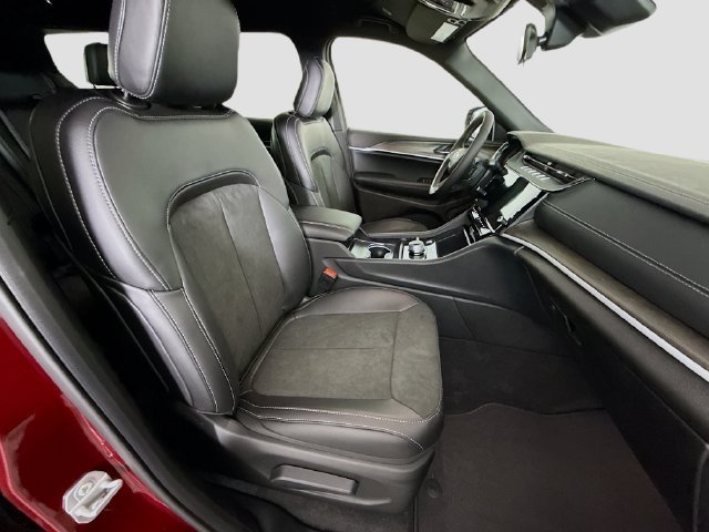 New 2026 Velvet Red Pearl-Coat Exterior Paint Jeep Altitude image 28