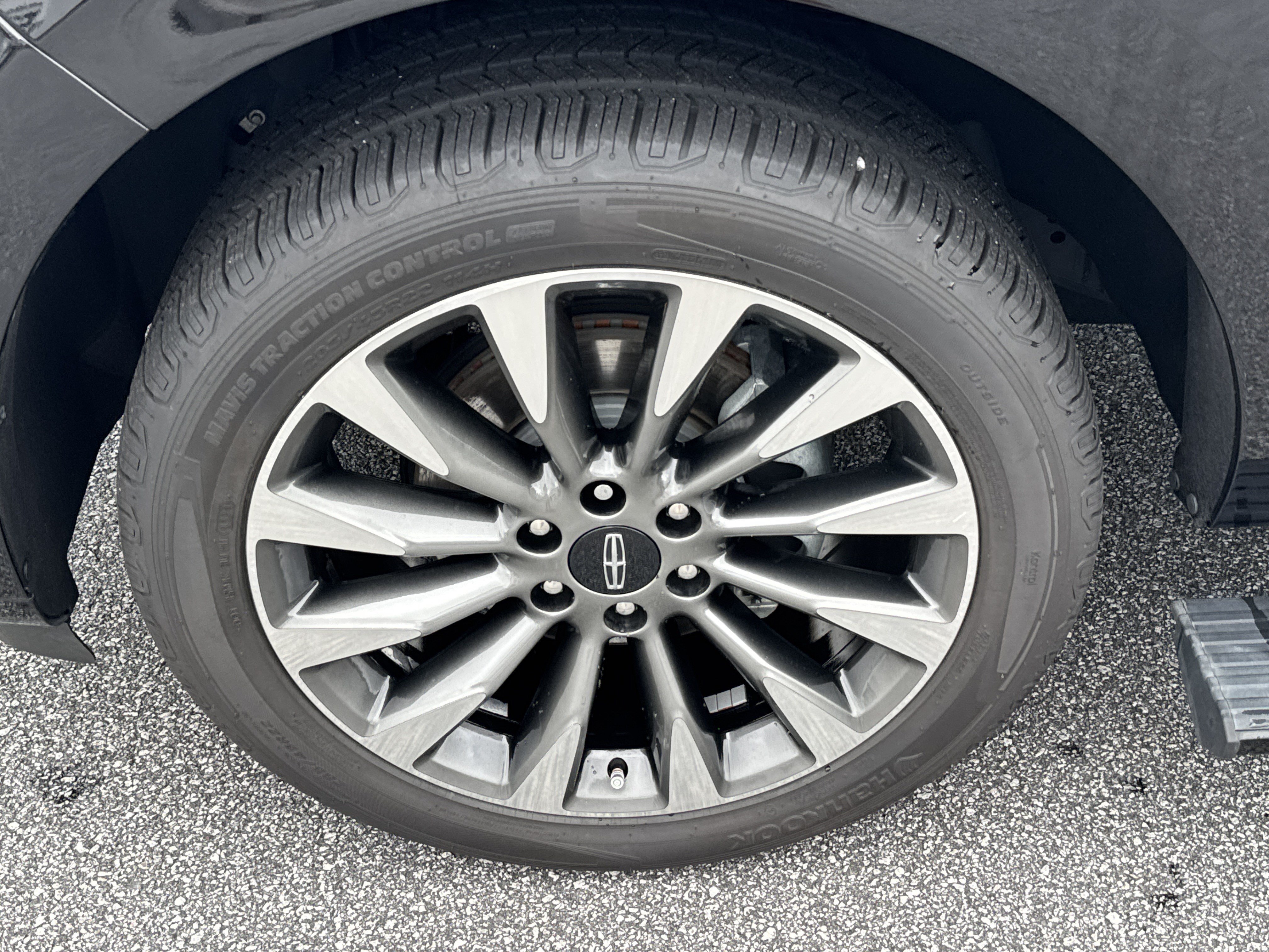 Used 2019 Infinite Black Metallic Lincoln Select image 13