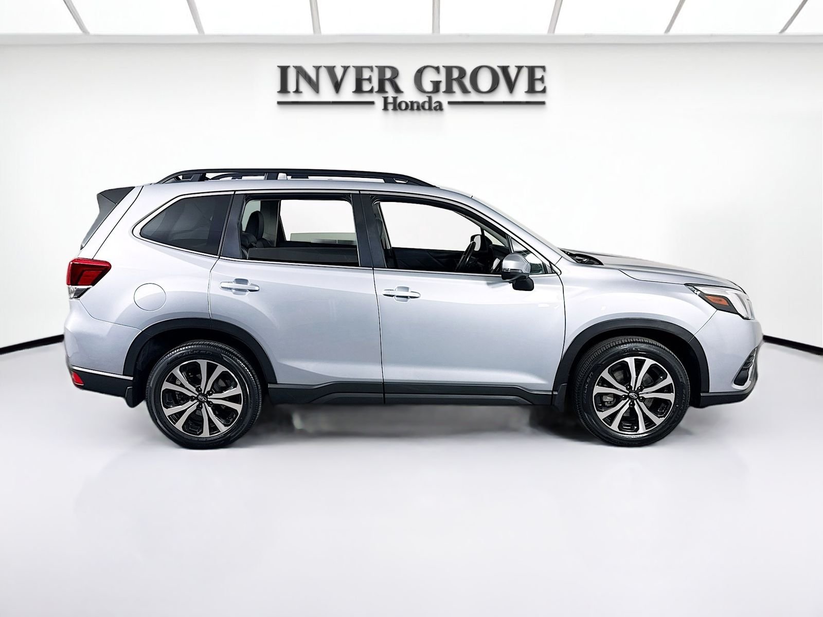 Used 2024 Ice Silver Metallic Subaru Limited image 4