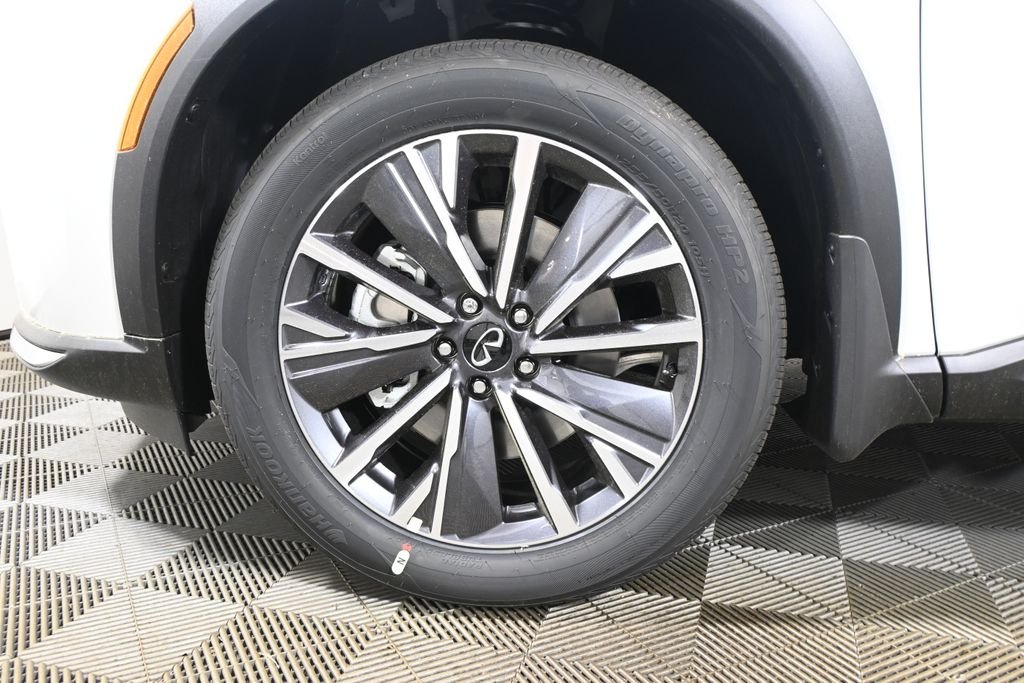 New 2027 RADIANT WHITE INFINITI Luxe AWD image 12