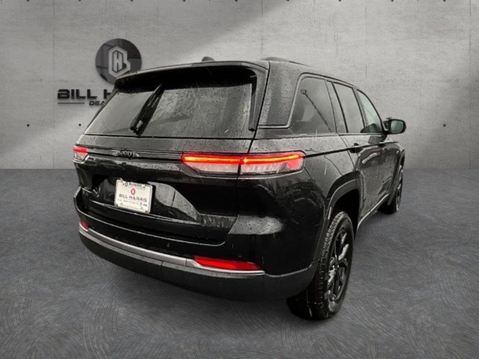 New 2026 Diamond Black Crystal Pearl-Coat Exterior Paint Jeep Laredo Altitude image 6