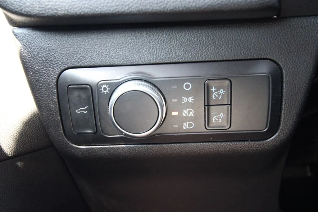 Used 2021 Red Ford SE image 23