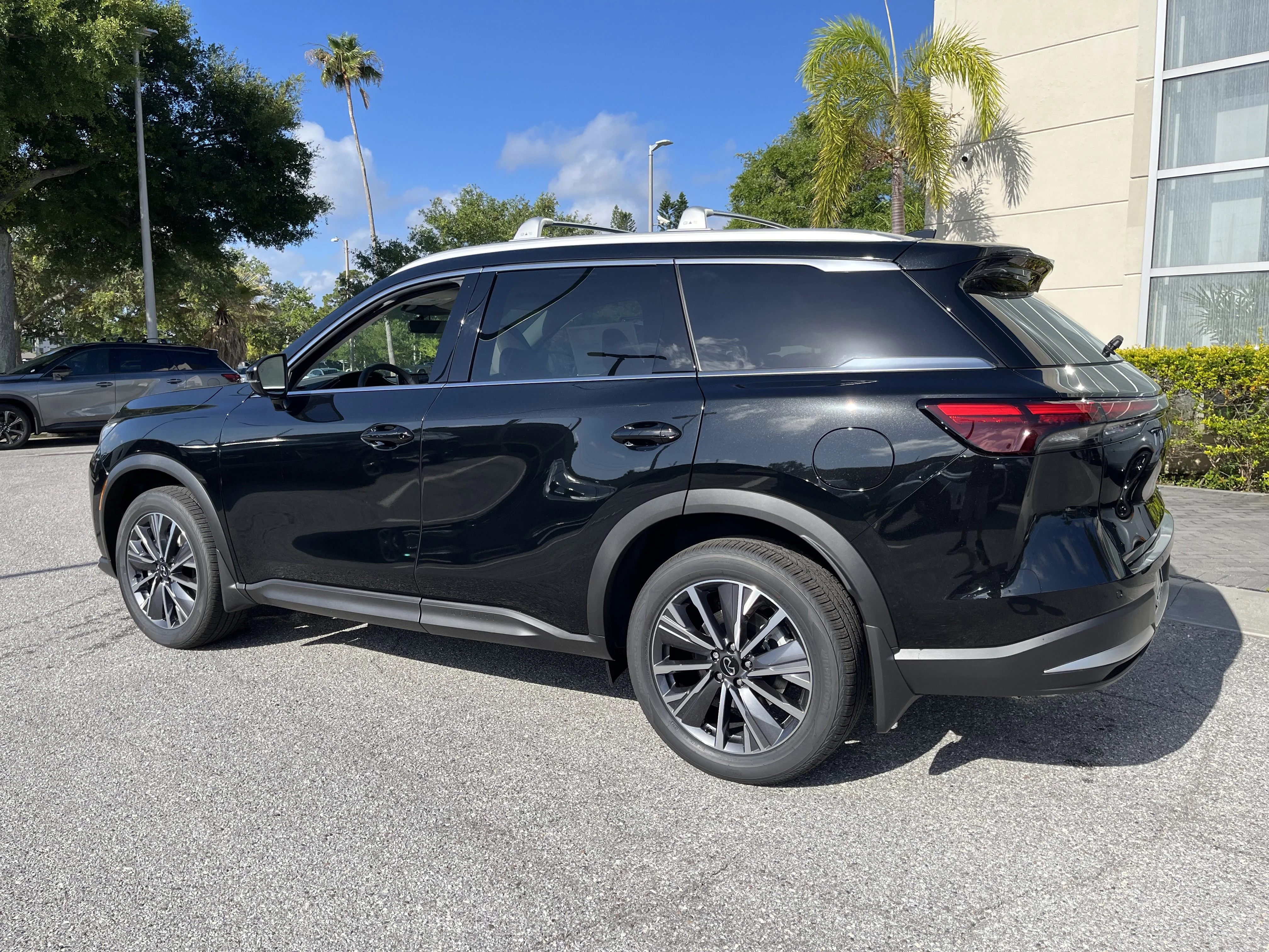 New 2027 Mineral Black INFINITI LUXE image 3