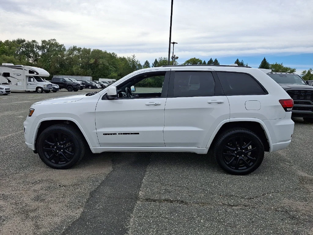 Used 2018 Bright White Clearcoat Jeep Altitude image 7