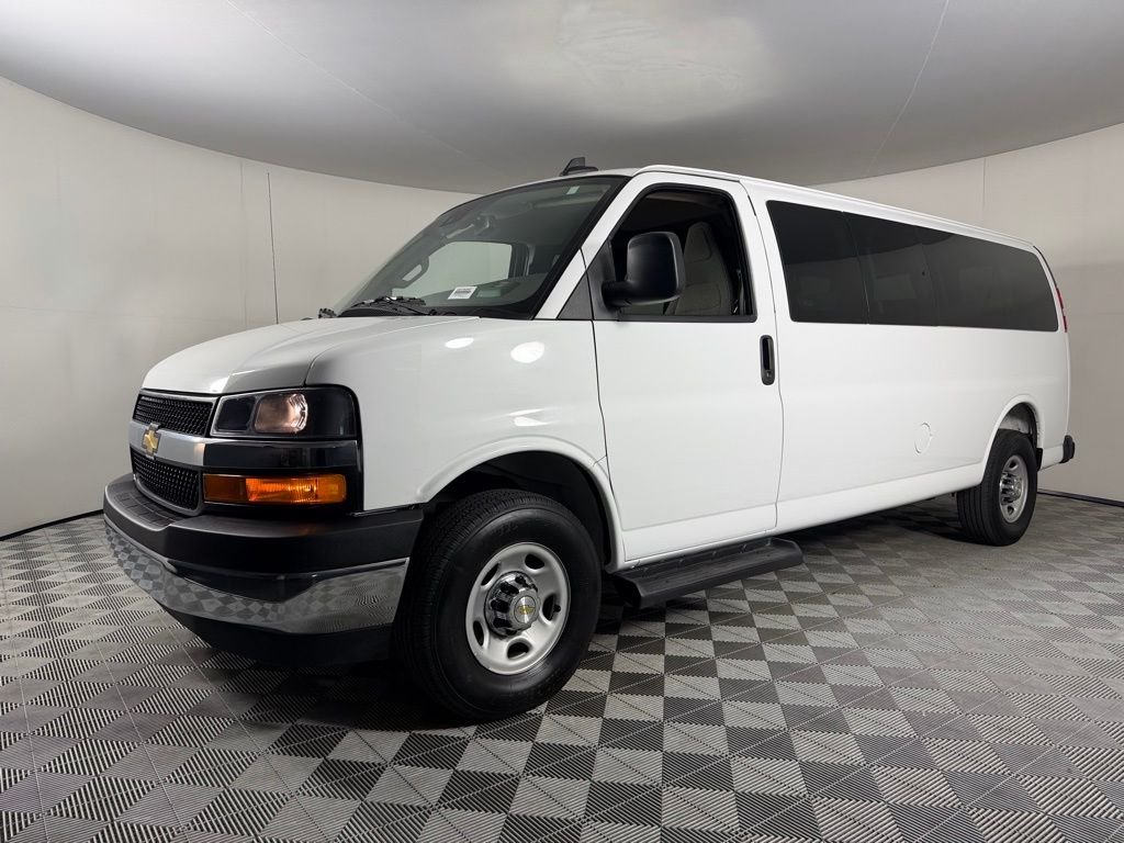 Used 2025 White Chevrolet LT Passenger image 3
