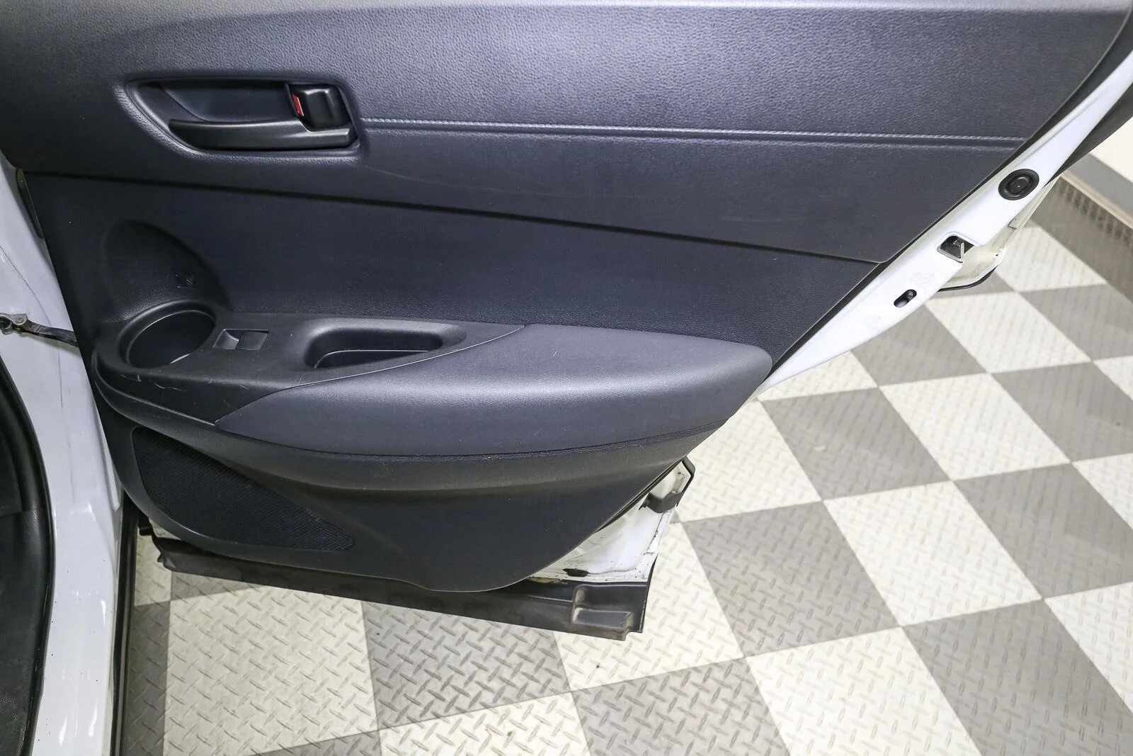 Used 2022 Wind Chill Pearl Toyota LE image 24