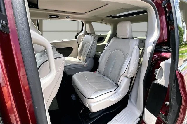 Used 2018 Red Chrysler Limited image 26